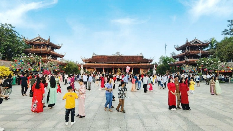 The Phuong Nam Zen Monastery draws a large number of visitors during Tet.