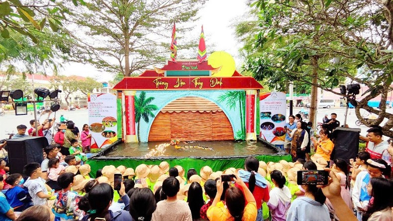 Water puppetry at Tao Dan Park attracts a large number of children.
