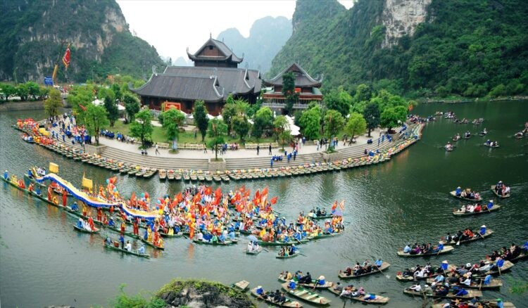 Trang An boat dock during a festival. (Photo: Ninh Binh Department of Tourism) Trang An boat dock during a festival. (Photo: Ninh Binh Department of Tourism)