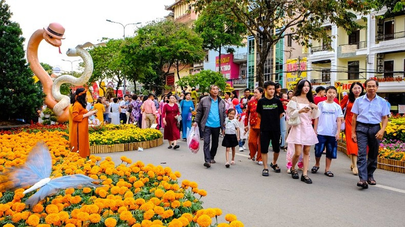 Flower Street is a popular destination for locals and tourists to Can Tho.