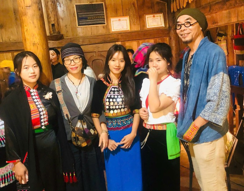 Artist Bao Chau (second from left) during a trip for creative work and cultural exchange. Artist Bao Chau (second from left) during a trip for creative work and cultural exchange.