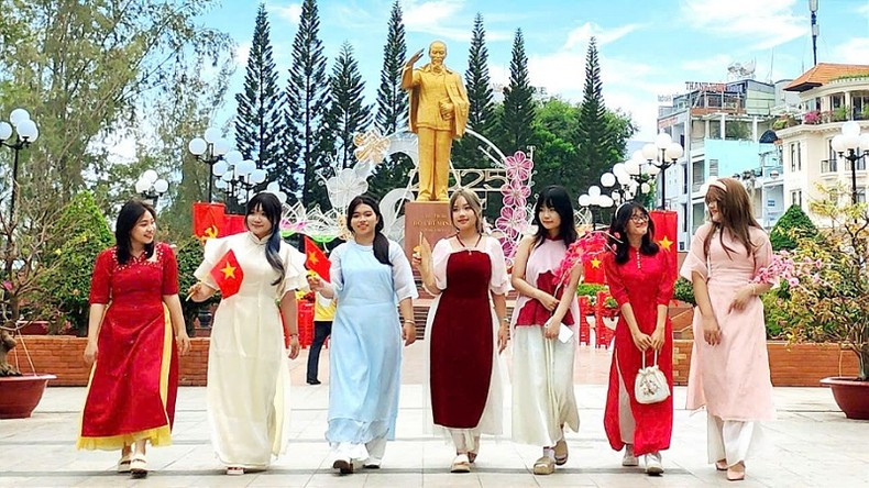 Visitors at the statue of President Ho Chi Minh at Ninh Kieu Wharf.