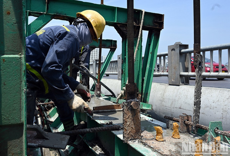 Some others use towels to cover their faces and wear sunglasses to avoid heatstroke.