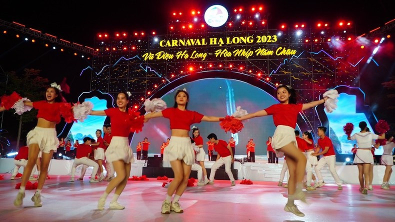 The opening ceremony of the Ha Long Carnival. The opening ceremony of the Ha Long Carnival.