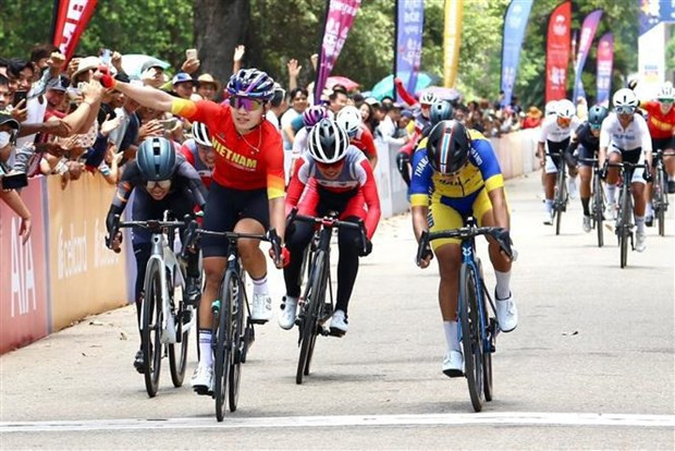 Asian champion Nguyen Thi That (red) triumphed in the women's road race mass star event. (Photo: VNA) Asian champion Nguyen Thi That (red) triumphed in the women's road race mass star event. (Photo: VNA)