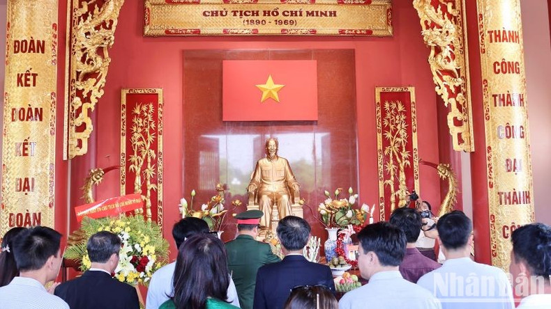 Delegates pay tribute to President Ho Chi Minh in Laos. Delegates pay tribute to President Ho Chi Minh in Laos.