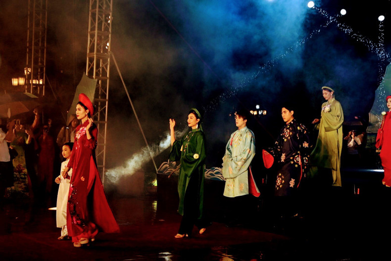 An ao dai performance at the event. An ao dai performance at the event.