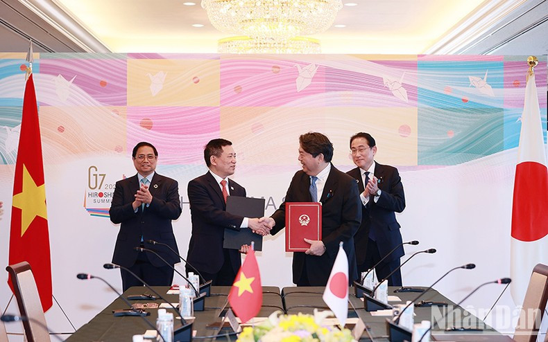 Prime Minister Pham Minh Chinh (L) and Japanese Prime Minister Fumio Kishida (R) witness the exchange of documents for the signing of new-generation ODA cooperation agreement between the two countries. (Photo:VNA) Prime Minister Pham Minh Chinh (L) and Japanese Prime Minister Fumio Kishida (R) witness the exchange of documents for the signing of new-generation ODA cooperation agreement between the two countries. (Photo:VNA)