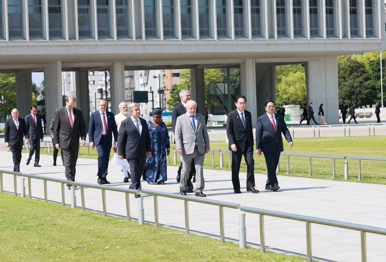 Prime Minister Pham Minh Chinh and other delegation heads to the summit visit the Hiroshima Peace Memorial Park. (Photo:VNA)