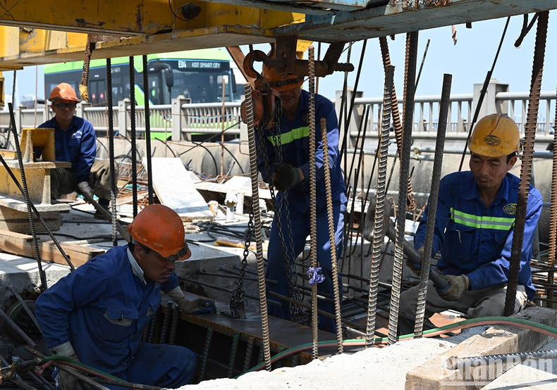 Many workers have to wear clothes with fans on them since the temperature on the bridge’s surface is much higher without shade and with heat radiating from machines.