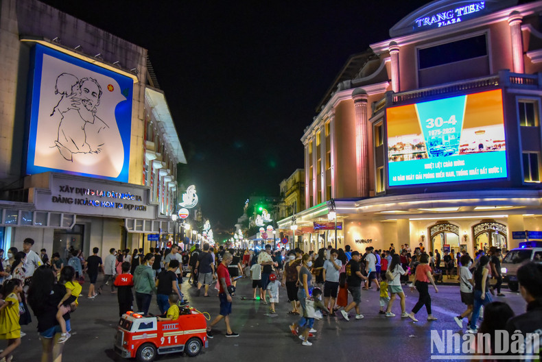 The area surrounding Hoan Kiem Lake packed with both domestic and foreign tourists. The area surrounding Hoan Kiem Lake packed with both domestic and foreign tourists.