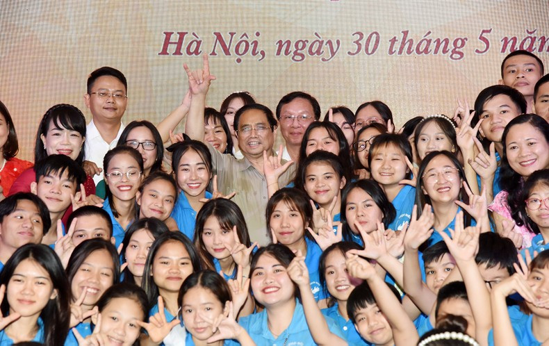 Prime Minister Pham Minh Chinh and students of the centre for integration education development under the National College for Education. (Photo: VNA) Prime Minister Pham Minh Chinh and students of the centre for integration education development under the National College for Education. (Photo: VNA)