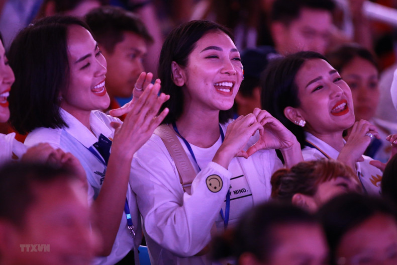 The closing ceremony attracted large numbers of Cambodian spectators and athletes. The closing ceremony attracted large numbers of Cambodian spectators and athletes.