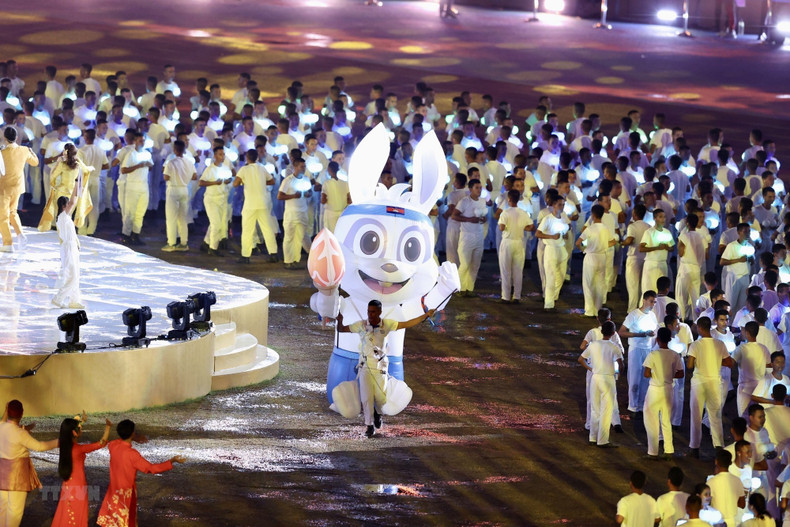 A performance at the closing ceremony of the 32nd SEA Games. A performance at the closing ceremony of the 32nd SEA Games.