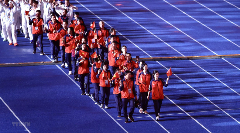 The Vietnamese delegation at the closing ceremony of the 32nd SEA Games. The Vietnamese delegation at the closing ceremony of the 32nd SEA Games.