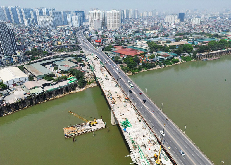 According to the Hanoi transport project management board, contractors are aiming to complete all the remaining work in August so that the bridge can open to traffic on September 2.