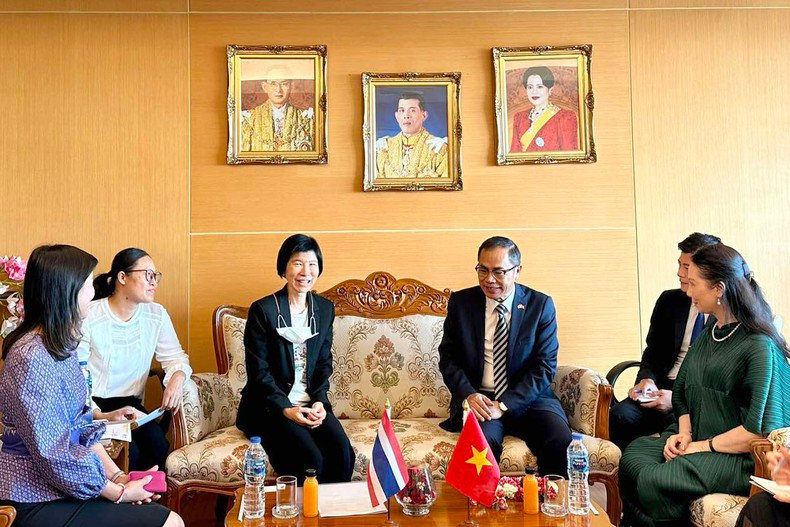 Vietnamese Ambassador to Thailand Phan Chi Thanh visits Khon Kaen University. (Photo: Nhan Dan)