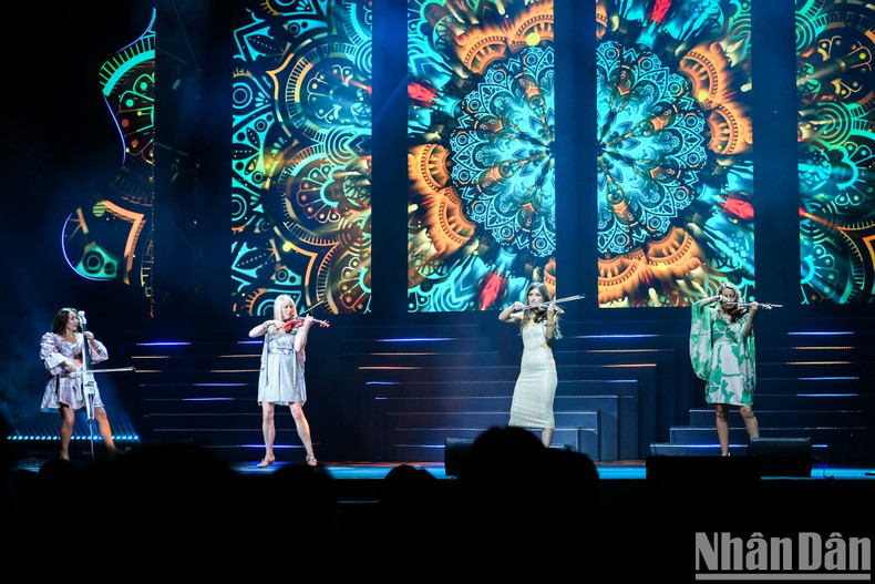 Graphics in the background make the performance more spirited. Graphics in the background make the performance more spirited.