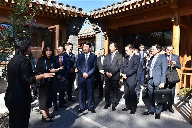 A delegation of the Communist Party of Vietnam visits a research centre of Communist Party of China in West Chang'an street in Beijing (Photo: VNA) A delegation of the Communist Party of Vietnam visits a research centre of Communist Party of China in West Chang'an street in Beijing (Photo: VNA)