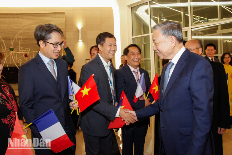 The staff of the Vietnamese Embassy and representative agencies welcome General Secretary and President To Lam at Orly Airport. The staff of the Vietnamese Embassy and representative agencies welcome General Secretary and President To Lam at Orly Airport.