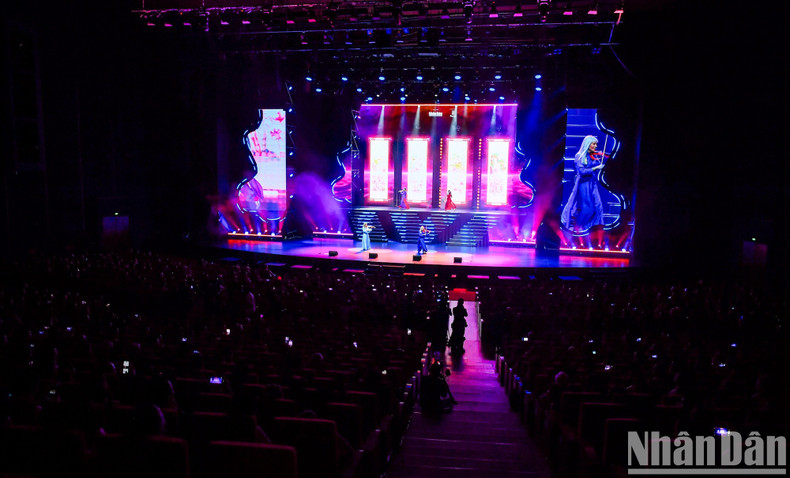 Graphics on the stage are synchronised with the sounds of violin and cello. Graphics on the stage are synchronised with the sounds of violin and cello.