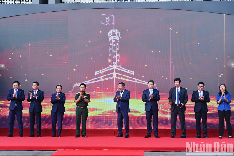 Delegates perform the ceremony to open the exhibition. Delegates perform the ceremony to open the exhibition.