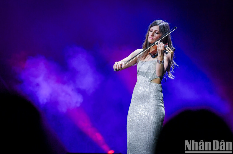 Elspeth Hanson loses herself with her violin. Elspeth Hanson loses herself with her violin.