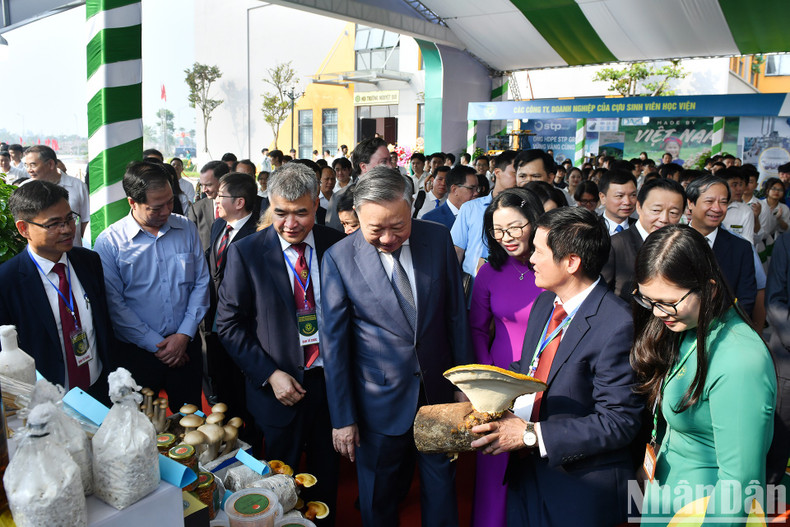 General Secretary and President To Lam visits an exhibition of the VNUA’s products.