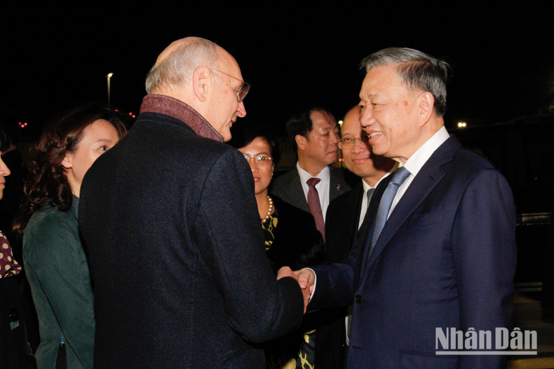 French Minister of Justice Didier Migaud welcomes General Secretary and President To Lam at Orly Airport. French Minister of Justice Didier Migaud welcomes General Secretary and President To Lam at Orly Airport.