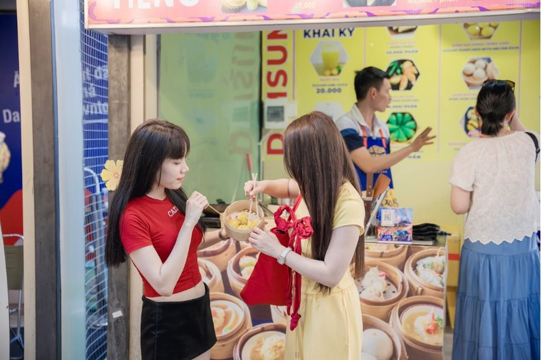 Young people excited to explore the culinary paradise at Vui Fest Bazaar.