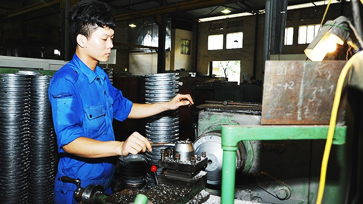 Higher electricity prices will increase the manufacturing costs and product prices. (Photo: Hai Nam)