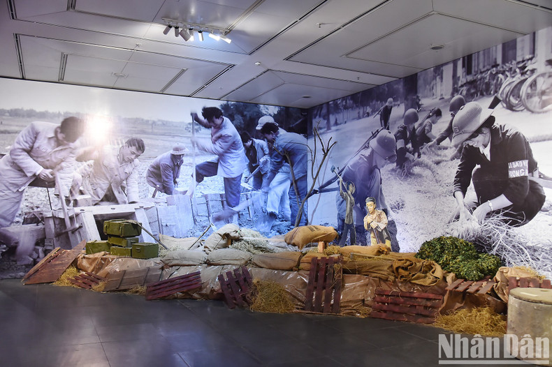 Fortifications of the Hanoi people and army during the resistance days are reconstructed at the exhibitions. Fortifications of the Hanoi people and army during the resistance days are reconstructed at the exhibitions.