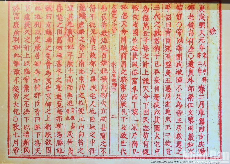 A woodblock print of Emperor Ly Thai To’s Edict on the Transfer of the Capital. A woodblock print of Emperor Ly Thai To’s Edict on the Transfer of the Capital.