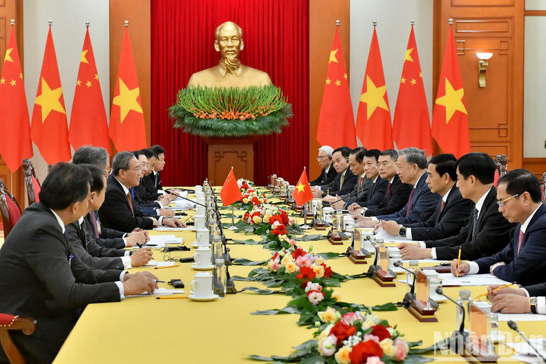Party General Secretary and State President To Lam holds a meeting with Chinese Premier Li Qiang in Hanoi on October 12. (Photo: NDO)