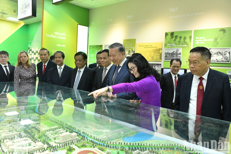 General Secretary and President To Lam visits the traditional room of the VNUA.