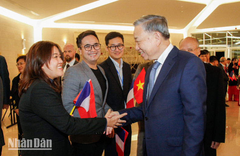 The Vietnamese community in France welcomes General Secretary and President To Lam at Orly Airport. The Vietnamese community in France welcomes General Secretary and President To Lam at Orly Airport.