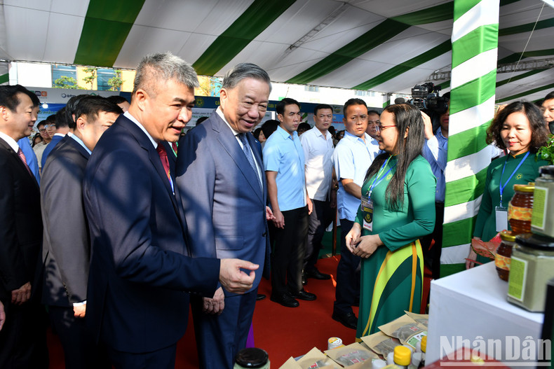 General Secretary and President To Lam visits an exhibition of the VNUA’s products.