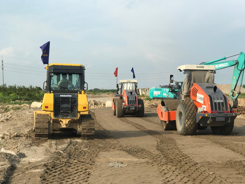 Construction of a road parallel to Hanoi’s fourth ring road in Hung Yen Province.