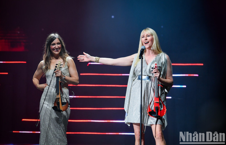 Tania Davis introduces the next piece that the group will perform. Tania Davis introduces the next piece that the group will perform.