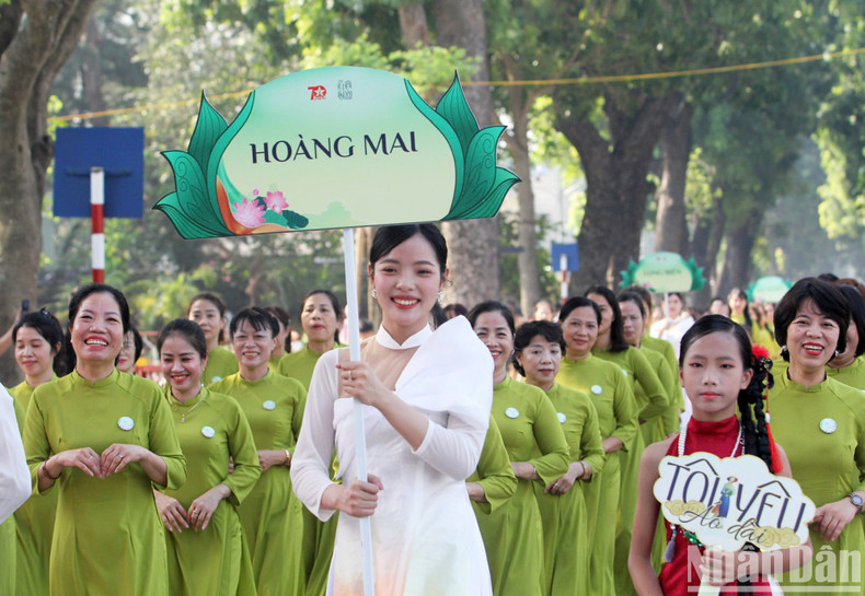Women from Hoang Mai District march on Hoang Dieu Street. Women from Hoang Mai District march on Hoang Dieu Street.