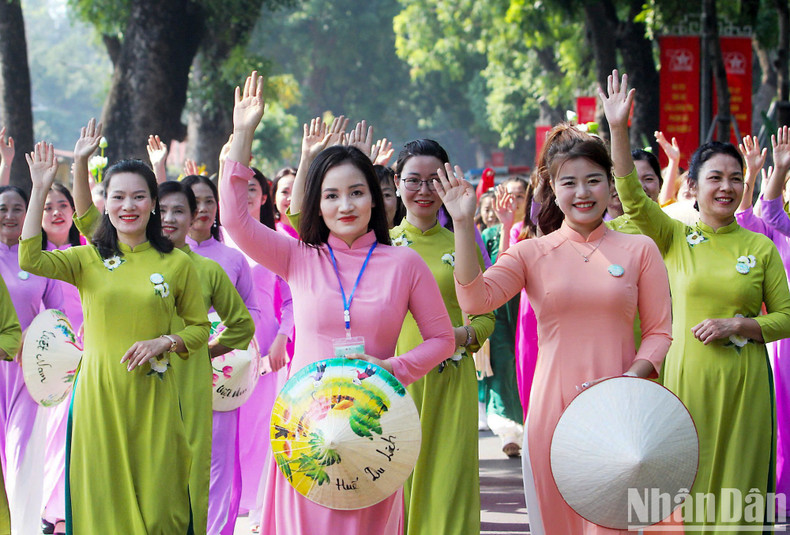 The march is joined by 1,014 women, representing 1,014 years of Thang Long-Hanoi. The march is joined by 1,014 women, representing 1,014 years of Thang Long-Hanoi.