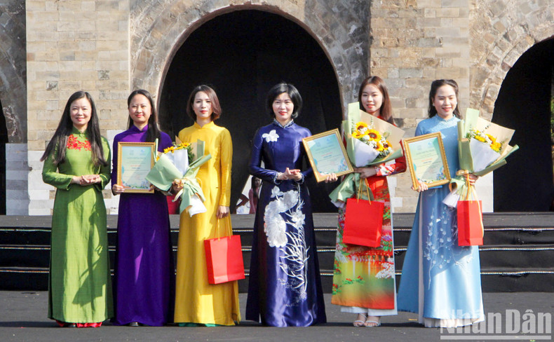 The organisers honour the winners of the “Check in Hanoi with Ao dai” challenge. The organisers honour the winners of the “Check in Hanoi with Ao dai” challenge.