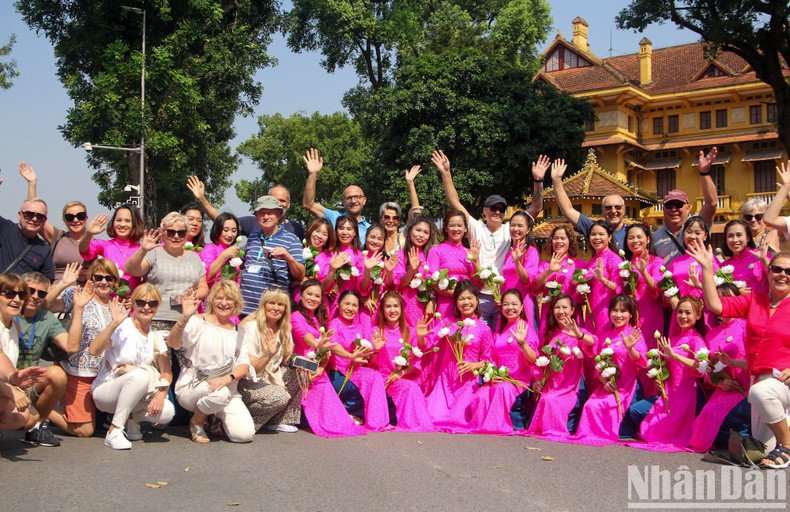 The carnival draws the attention of many foreign visitors. The carnival draws the attention of many foreign visitors.