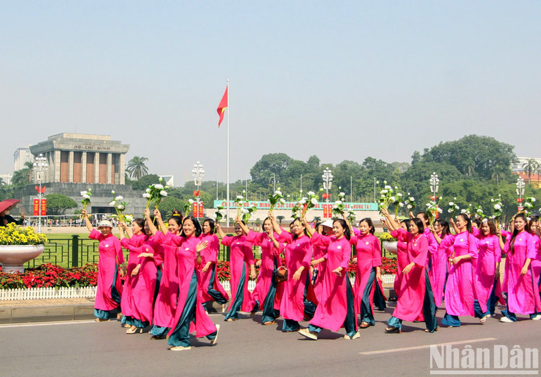 The delegates march past President Ho Chi Minh’s Mausoleum. The delegates march past President Ho Chi Minh’s Mausoleum.