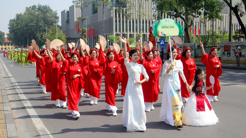 A delegation of women from Dong Da District march past President Ho Chi Minh’s Mausoleum. A delegation of women from Dong Da District march past President Ho Chi Minh’s Mausoleum.
