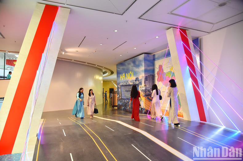 The exhibition space “Hanoi - Expansion and Development” features Nhat Tan Bridge - the largest cable-stayed bridge in Vietnam. The exhibition space “Hanoi - Expansion and Development” features Nhat Tan Bridge - the largest cable-stayed bridge in Vietnam.