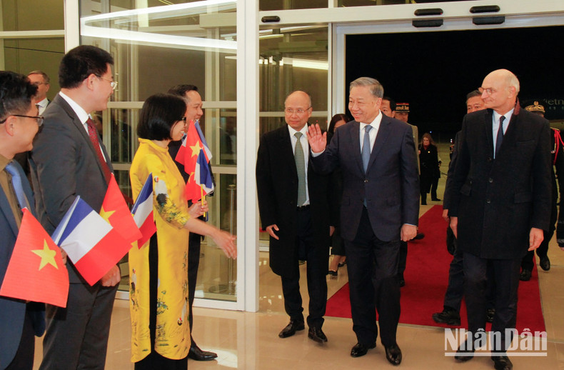 The staff of the Vietnamese Embassy and representative agencies welcome General Secretary and President To Lam at Orly Airport. The staff of the Vietnamese Embassy and representative agencies welcome General Secretary and President To Lam at Orly Airport.