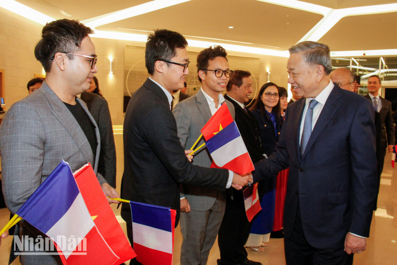 The Vietnamese community in France welcomes General Secretary and President To Lam at Orly Airport. The Vietnamese community in France welcomes General Secretary and President To Lam at Orly Airport.