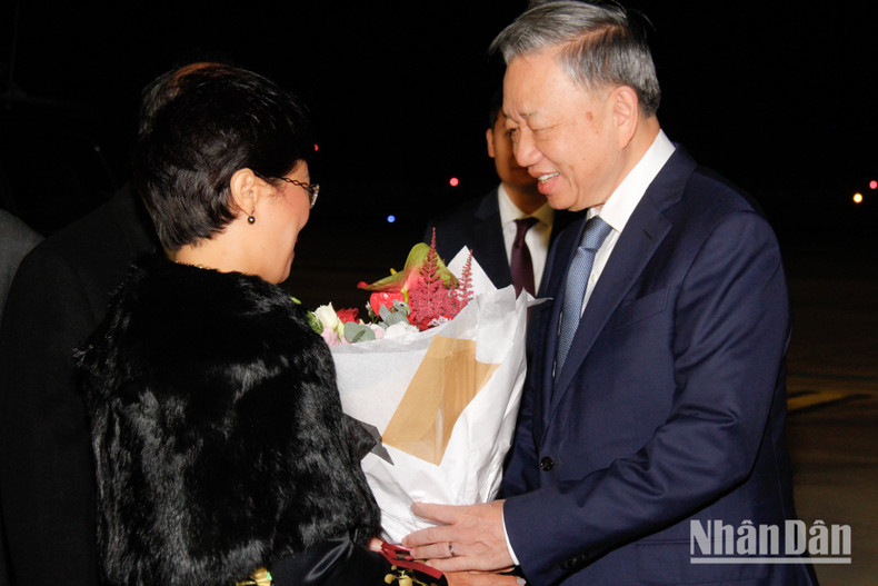 Vietnamese Ambassador to France Dinh Toan Thang and his wife welcome General Secretary and President To Lam at Orly Airport. Vietnamese Ambassador to France Dinh Toan Thang and his wife welcome General Secretary and President To Lam at Orly Airport.
