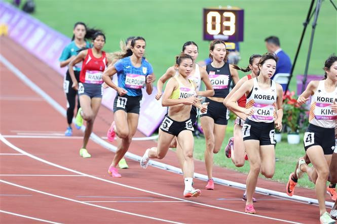 Nguyen Thi Oanh (in yellow) misses medal chance in the 1,500-m event (Photo: VNA)